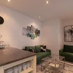Stylish 5 Bedroom Apt In Nyc!