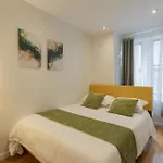 Stylish 5 Bedroom Apt In Nyc!